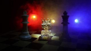 棋盘上漂亮的皇后/国王王冠。棋牌游戏的经营理念和竞争理念以及战略理念。象棋人物在烟雾缭绕的黑暗背景上。有选择性的重点视频素材模板下载