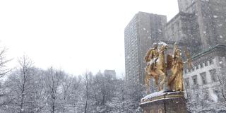 雪中央公园-天空，纪念碑，和建筑物
