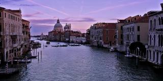 意大利威尼斯，大运河和圣玛丽亚大教堂上的日落