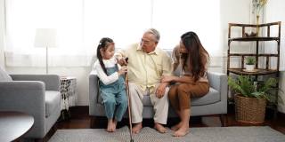 幸福家庭多代母女照顾着年长的外孙女，一起在屋里快乐地散步，老人退休的概念。
