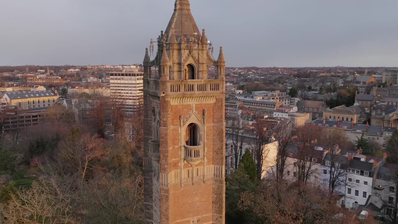 布里斯托尔鸟瞰图环绕卡伯特塔，以城市为背景