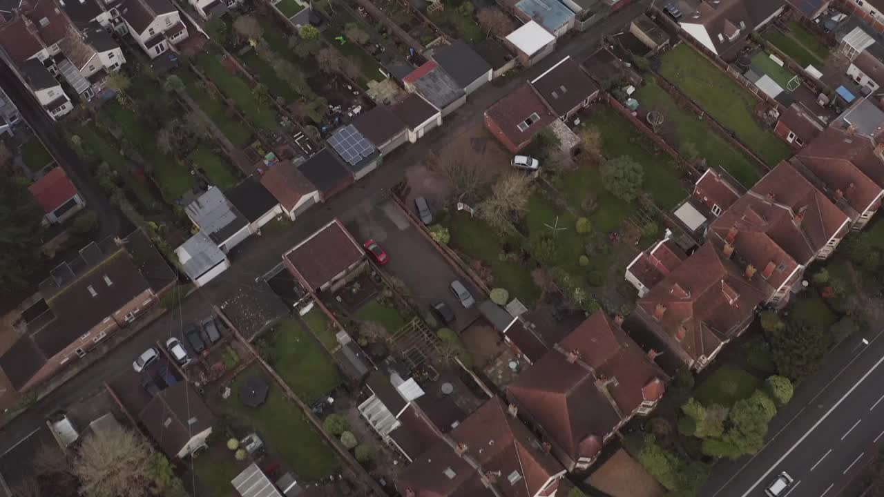 在英国，有大花园的英国式联排房屋上方的空中斜移动