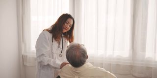 特写镜头:女护士医生穿着制服在家体检老年祖父病人，老年男性老人在生活中支持和鼓励病人的医疗保健。