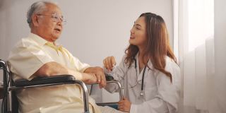 特写镜头:女护士医生穿着制服在家体检老年祖父病人，老年男性老人在生活中支持和鼓励病人的医疗保健。