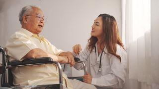 特写镜头:女护士医生穿着制服在家体检老年祖父病人，老年男性老人在生活中支持和鼓励病人的医疗保健。视频素材模板下载