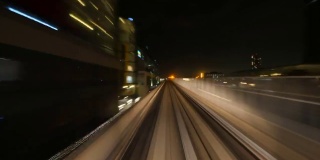 现代无人驾驶交通工具，汽车行驶在高架公路上穿越夜晚的大阪市