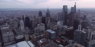 费城的天际线。城市景观与摩天大楼和商业区洛根广场喷泉的背景