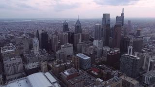 费城的天际线。城市景观与摩天大楼和商业区洛根广场喷泉的背景视频素材模板下载