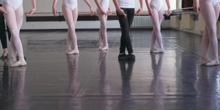 芭蕾舞课上优雅的孩子们