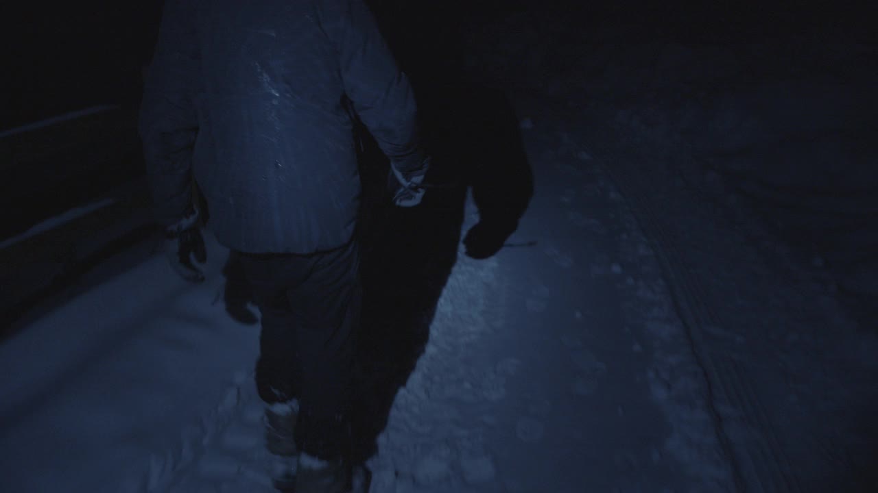POV跟随男性行走夜间手电筒雪