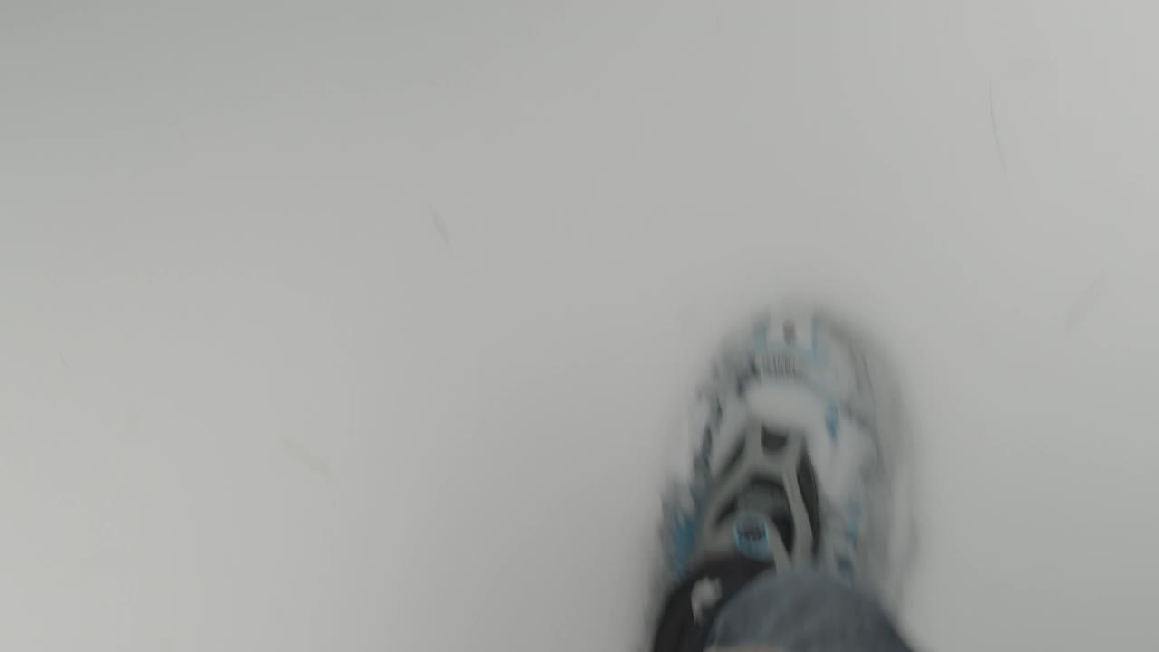 POV雪鞋男往下看冬天的雪冷