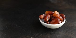 红枣水果鲜甜干果，甜点部分放在桌上健康餐小吃户外俯视图拷贝空间为文字食物背景乡村形象素食或素食食品