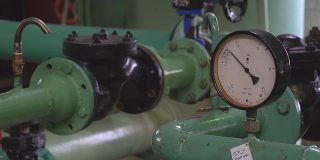 特写压力表，测量气体压力的压力表。石油和天然气工业工厂的管道和阀门。