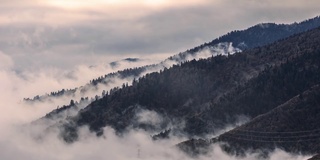 云从山谷上升到山顶