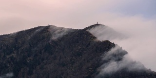 云从山谷上升到山顶