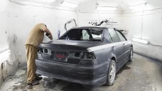 汽车行业的专业修理工，在车身喷漆前对金属车身进行砂光处理视频素材模板下载