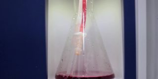 在玻璃试管中混合液体