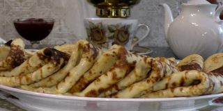 传统的俄罗斯小薄饼。煎饼。煎饼。Maslenitsa是东斯拉夫的一个传统节日，在大斋节前一周庆祝。