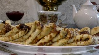 传统的俄罗斯小薄饼。煎饼。煎饼。Maslenitsa是东斯拉夫的一个传统节日，在大斋节前一周庆祝。视频素材模板下载