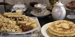 传统的俄罗斯小薄饼。煎饼。煎饼。Maslenitsa是东斯拉夫的一个传统节日，在大斋节前一周庆祝。