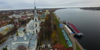 东正教的钟楼。钟楼和教堂的圆顶映衬着夕阳。俄罗斯东正教建筑。