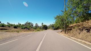 在一个阳光明媚的日子里，在葡萄牙的Monchique山上享受轻松的驾驶。视频素材模板下载