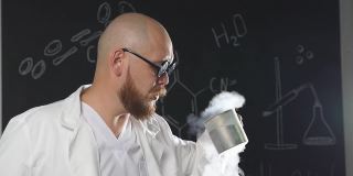 一个疯狂的化学家把液氮含在嘴里，从中释放出白色的蒸汽