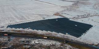 现代太阳能电池板厂建在积雪的小山上，靠近公路，在冬天可以驾驶重型卡车和商用车