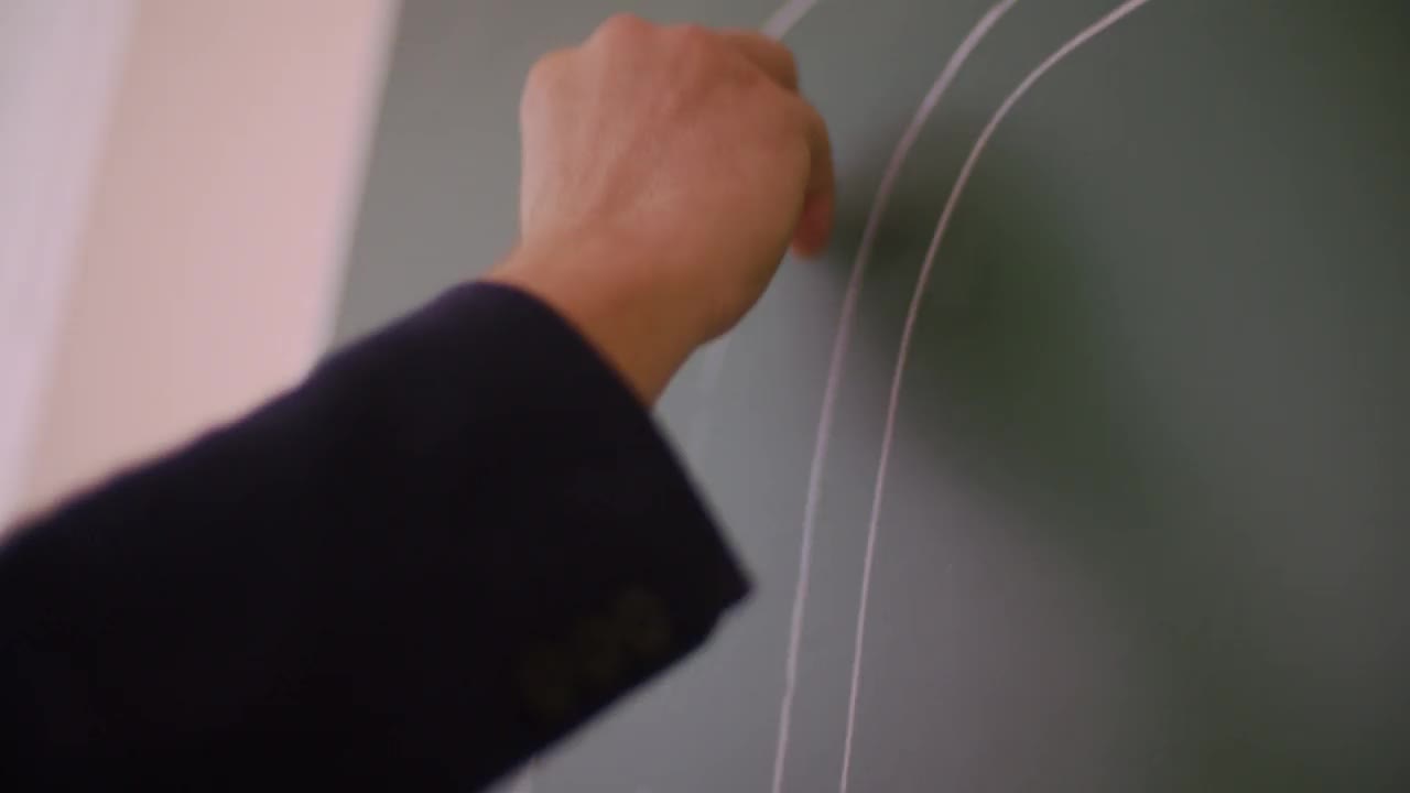 老师在黑板上画公式