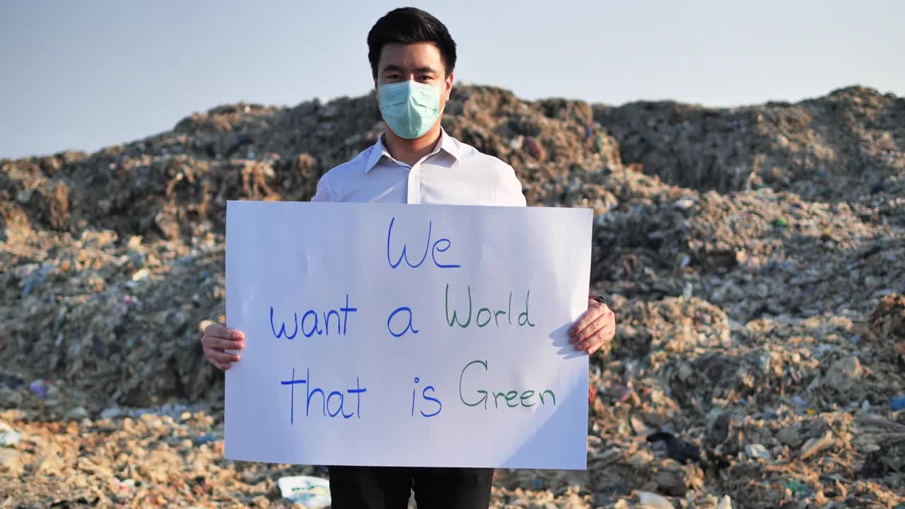十几岁的男子正在进行关于全球垃圾堆的未来的运动，回收，垃圾，塑料，环境，清洁，全球变暖，抗议，志愿者。