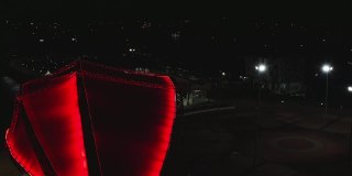 由红色灯光照亮的露天舞台的鸟瞰图