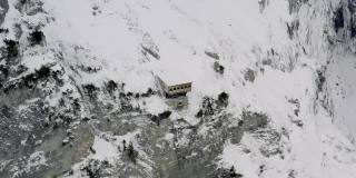 被冰雪覆盖的格林德沃的无人机鸟瞰图。