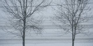 下雪限制了能见度的道路与汽车