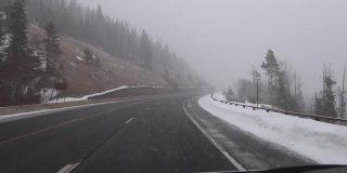 在科罗拉多州暴风雪中驾车穿过山口