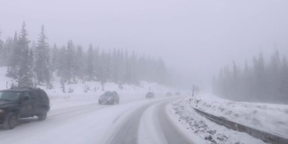 在科罗拉多暴风雪中行驶在危险的道路上