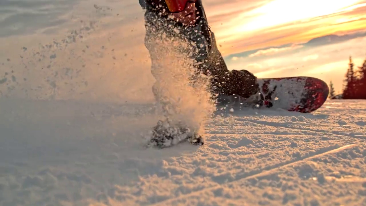 日落时分，滑雪板在斜坡上雕刻的时间曲线