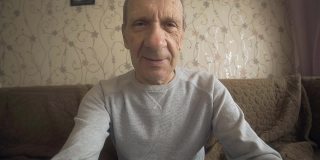 一位老人使用智能手机进行视频通话，通过视频通话安全地与人交流