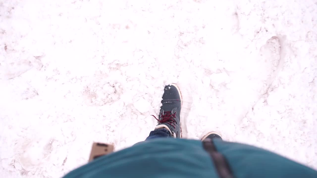 行人在雪地上走路时会打掉鞋上的雪