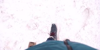 行人在雪地上走路时会打掉鞋上的雪