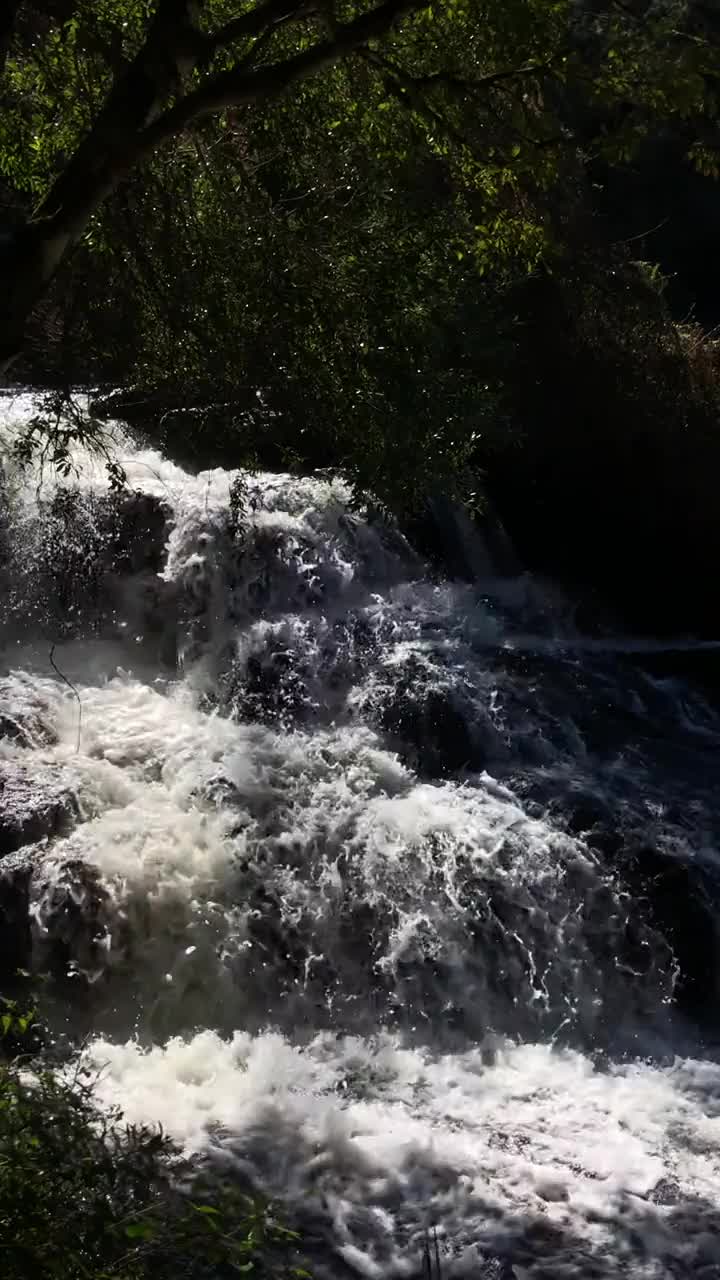 瀑布和河流在格拉马多，RS垂直视频