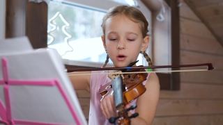 孩子在家里拉小提琴和唱歌视频素材模板下载