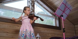 小女孩在阁楼学拉小提琴