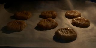 烤箱里正在烤花生酱饼干。自制的美味糖果。面包店在家里。