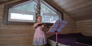 小女孩在阁楼上拉小提琴
