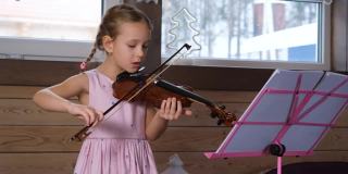可爱的小小提琴家在家练习