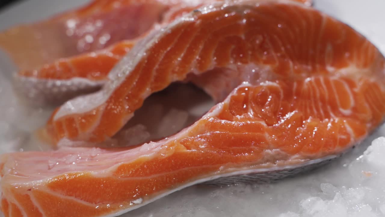 新鲜的鱼在冰上。在东京市场