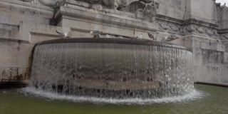 在罗马圣坛附近的丰塔纳戴尔阿德里亚蒂科。喷泉上缓慢流动的水