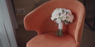 椅子上放着一束美丽的节日鲜花。射击运动中的物体