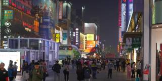 夜景时间照亮长沙市中心著名的步行街，慢镜头全景4k中国