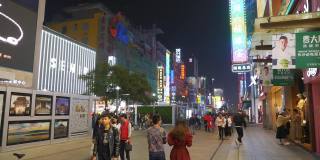 夜景时间照亮长沙市中心著名的步行街，慢镜头全景4k中国